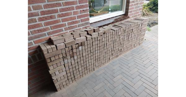 betonnen waaltjes, 517 betonnen waaltjes 20x5x 6 cm dik, 5,2 m2. Plus knipafval 168 betonnen waaltjes 20x5x 7 cm dik, 1,7 m2 plus knipaval Voor rand afweking, 230 beton klinkers 22x7x 6 cm dik, 2,3 m2 plus halve klinkers/knipafal.