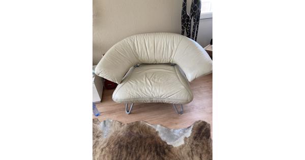 Mooie fauteuil en hocker beige