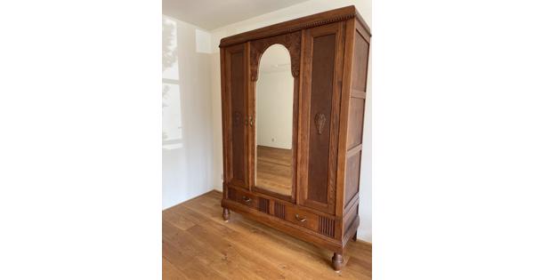 Antieke kast met spiegel 