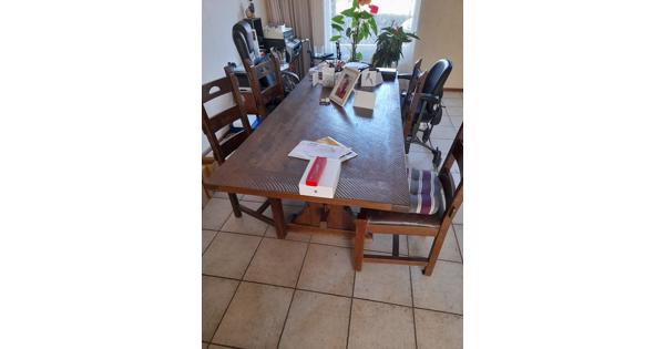 Eettafel met 6 stoelen