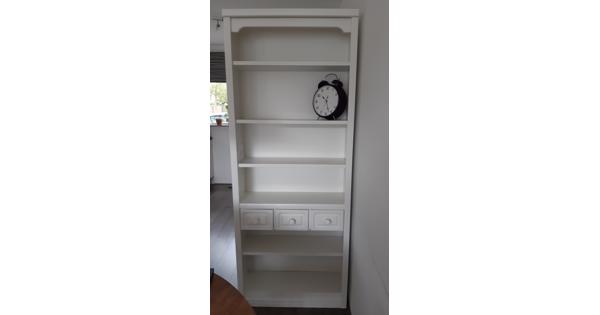 Witte boekenkast