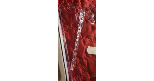 Diverse kerstspullen en kerstversieringen en kerstboom.