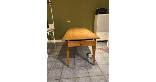 Houten tafel met la