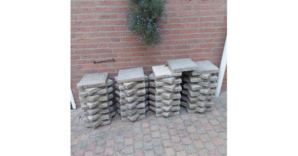53 stoeptegels 30x30x4,5 liggen te wachten