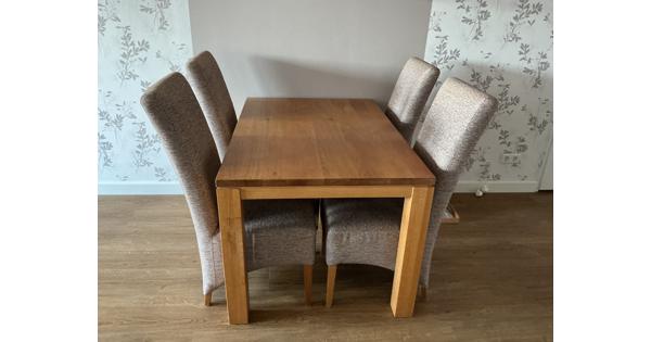 Eetkamertafel en 4 stoelen