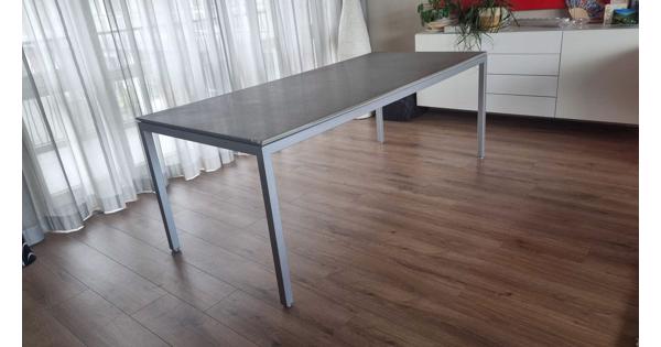 Eettafel, modern design met natuurstenenblad