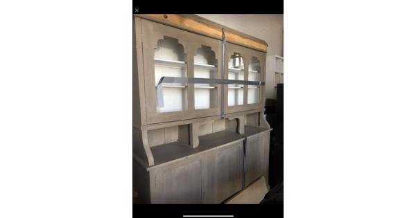 Buffetkast. Leuk voor in de keuken of huiskamer. Is één deel.