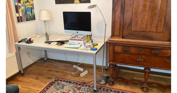 eenvoudig bureau of (eet)tafel
