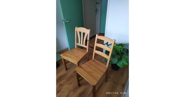 Zevental stoelen van verschillende kwaliteit