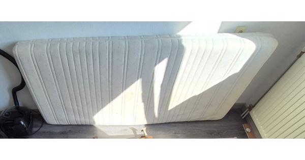 Bed 2x eenpersoons lattenbodem Auping + matrassen
