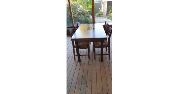 Uitschuifbare eettafel met 4 stoelen.