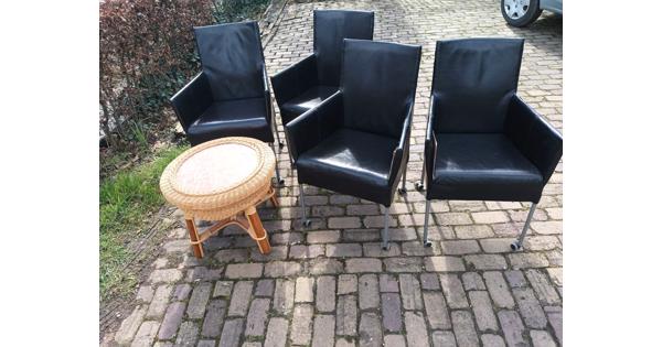 4 eetkamerstoelen, bijzettafeltje
