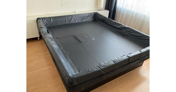 Waterbedombouw met hoofeind en nachtkastjes