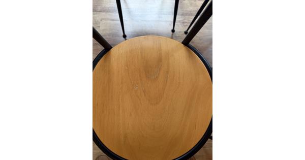 Vier retro stoelen, met lichte beschadigingen, gaan weg in verband met verhuizing