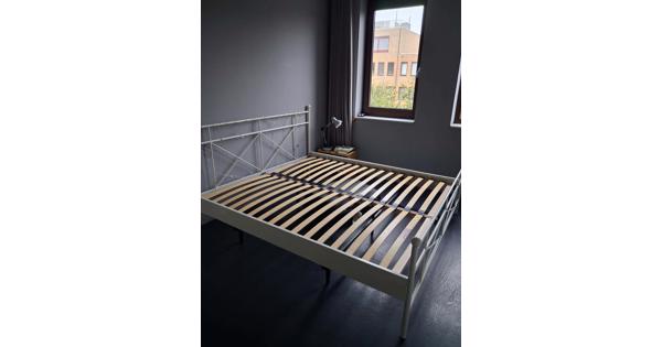 2-persoons bed met lattenbodems