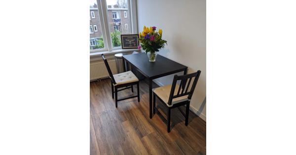 Ikea set van houten zwarte eettafel met 2 eetkamerstoelen 