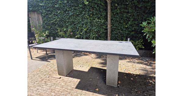 Natuurstenen tuintafel