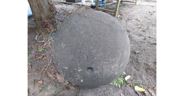 Grote stenen waterbol