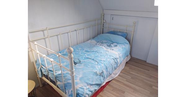 Eenpersoons bed, met extra lattenbodem en matras voor logee