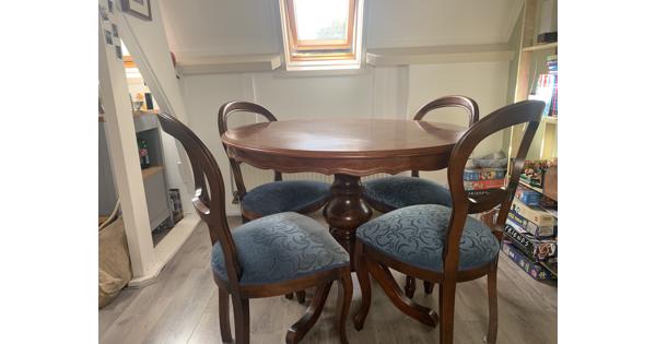 Tafel en 4 stoelen