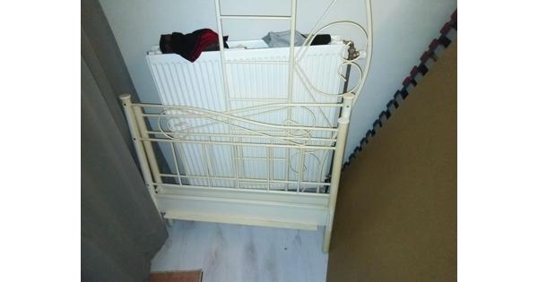 90x200 buizenframe bed (meisjesbed) 10jr oud - lattenbodem en matras zijn 21 maanden oud. 