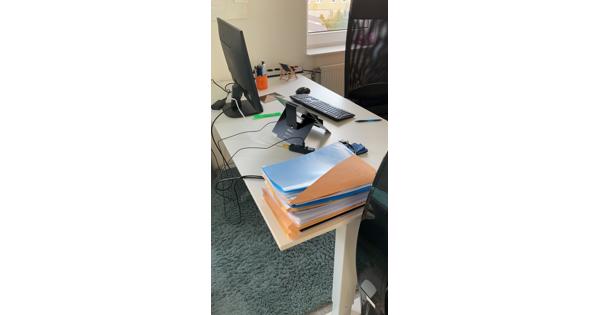 Verstelbaar wit bureau met bureaustoel