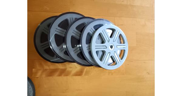 5 filmspoelen voor 8 mm, waarvan 4 met doos