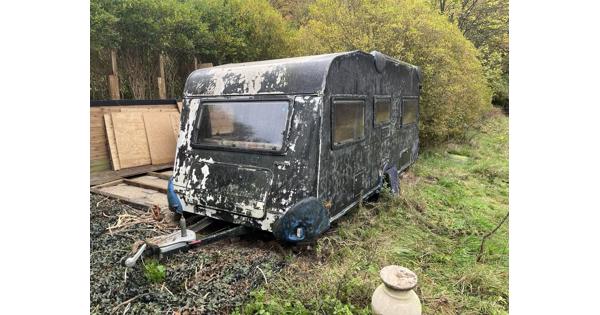 Caravan, zwart geschilderd