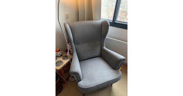 Grijze IKEA fauteuil STRANDMON