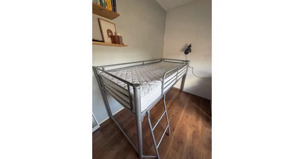 Bed middenslaper