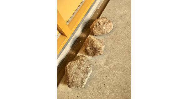 Drie mooie grote stenen voor eilandje