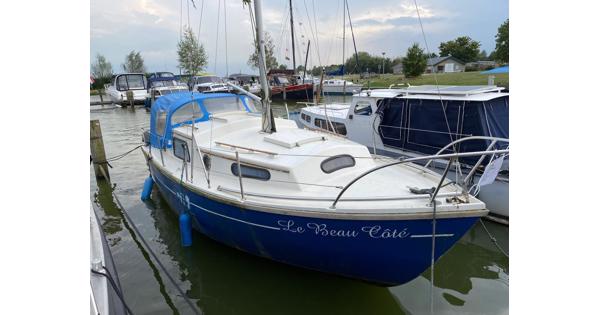 Gratis zeilboot met kajuit en buitenboordmotor 