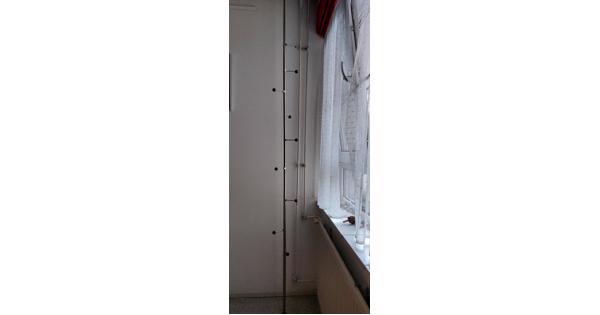 Originele vloer- tot plafondkapstok