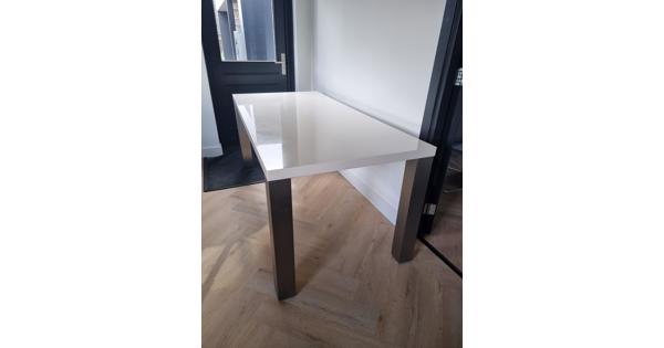 Witte tafel met RVS poten