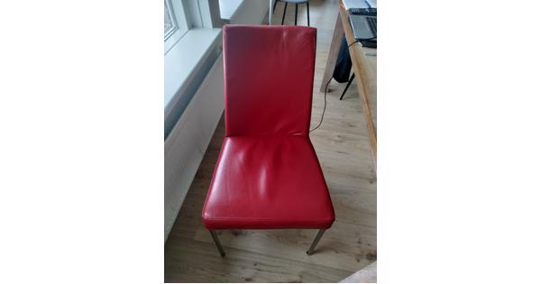 Zes rode stoelen