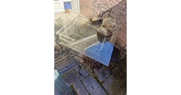 Gietijzeren glazen tafel met 4 stoelen