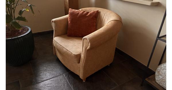 Mooie, recent nieuw gestoffeerde fauteuil.