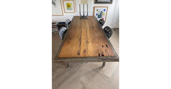 Eettafel met ijzeren onderstel