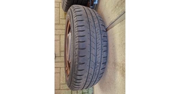 Vier zomerbanden 175/65R15 op velg