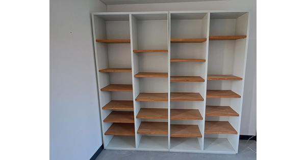 Grote teakhouten boekenkast