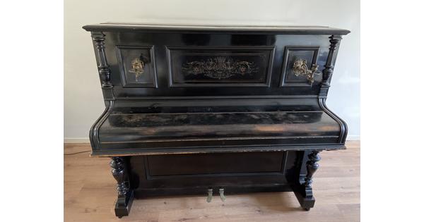 Zwarte antieke piano 