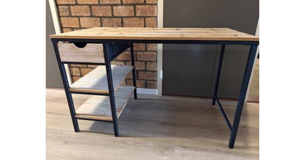 Mooi bureau met zwart frame en houten werkblad