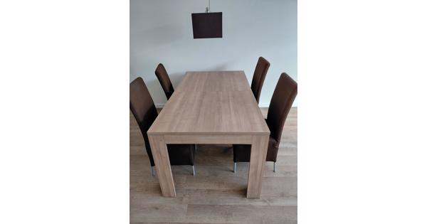 Eettafel met stoelen