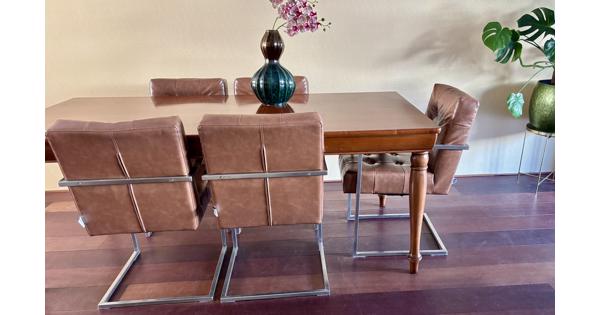 Kersenhouten eettafel met 5 Kick stoelen 