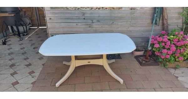 Mooie grote tuintafel