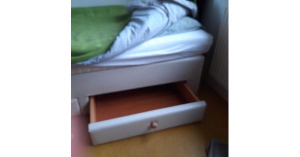 Bed met laden 