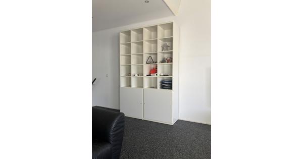 Twee Ikea Billy boekenkasten met deer onder