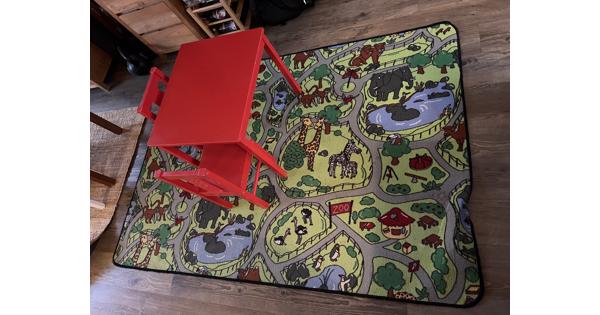 Speeltafel, bureau met stoeltjes en speelkleed