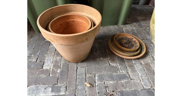 Verschillende soorten terracotta potten