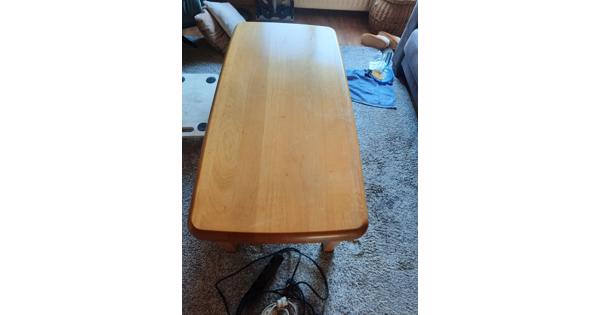 Leuke grote eiken salontafel met twee laadjes